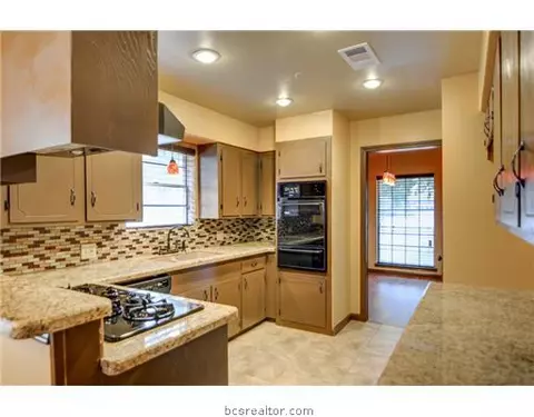 903 Briar Bend Ct, Bryan, TX 77802 photo 3