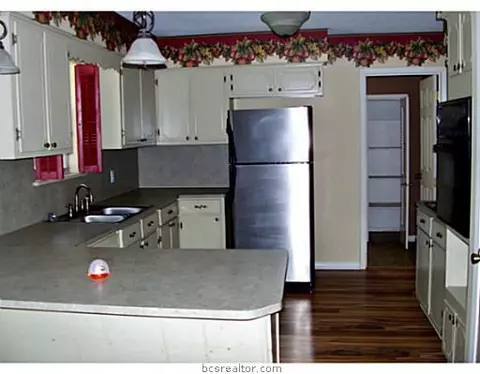 406 E Wharton St, Calvert, TX 77837 photo 3
