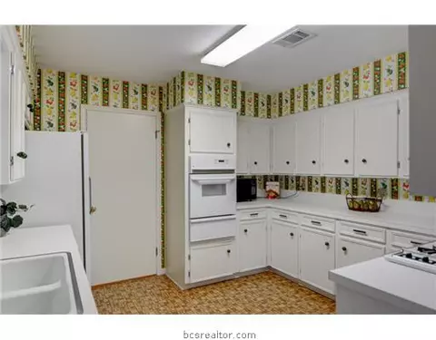 3918 Hilltop Dr, Bryan, TX 77801 photo 8
