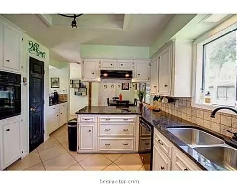 3602 Old Oaks Dr, Bryan, TX 77802 photo 5