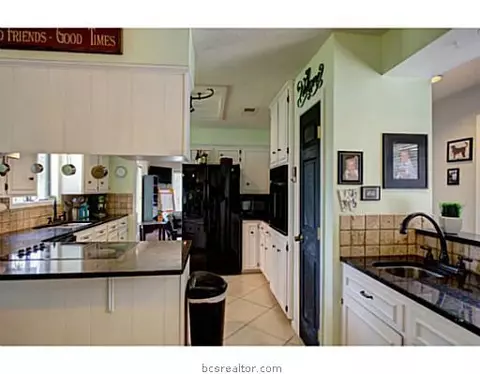 3602 Old Oaks Dr, Bryan, TX 77802 photo 4