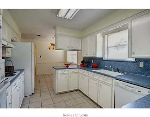 3813 Windridge Dr, Bryan, TX 77802 photo 5