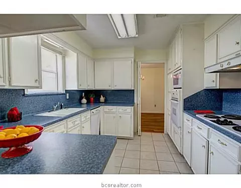 3813 Windridge Dr, Bryan, TX 77802 photo 4