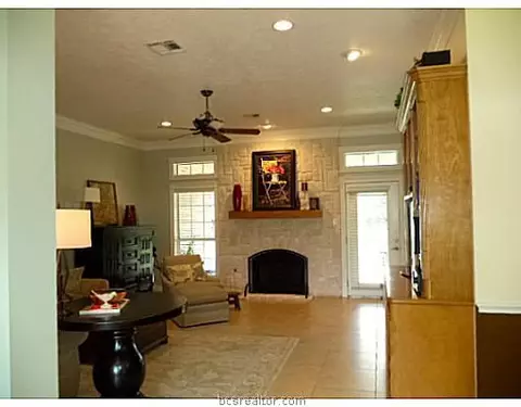 5784 Easterling Dr, Bryan, TX 77808 photo 4