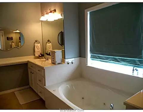 5784 Easterling Dr, Bryan, TX 77808 photo 18