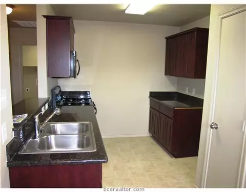 2104 Gateshead Rd, Bryan, TX 77801 photo 3