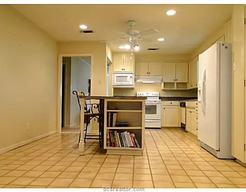 6841 Cedar Oaks Dr, Bryan, TX 77808 photo 3