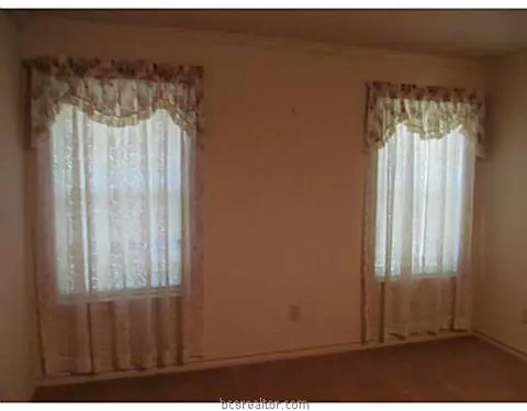 5900 Knightsbridge Ln, Bryan, TX 77802 photo 9