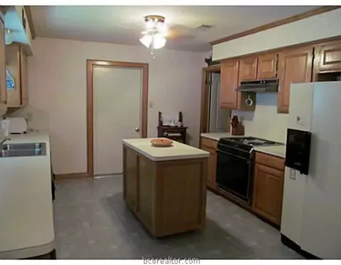 5900 Knightsbridge Ln, Bryan, TX 77802 photo 3