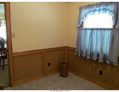 5900 Knightsbridge Ln, Bryan, TX 77802 photo 4