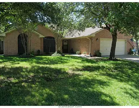 5900 Knightsbridge Ln, Bryan, TX 77802 photo 1
