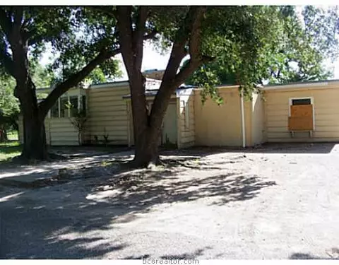 2318 S Franklin Dr, Bryan, TX 77801 photo 2
