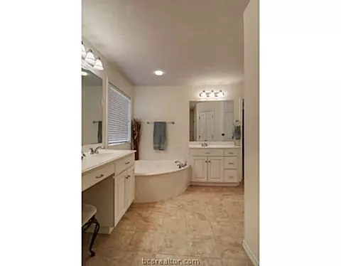 3820 Park Hampton Dr, Bryan, TX 77802 photo 7