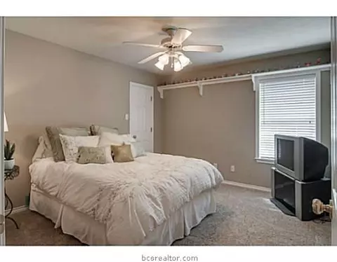3820 Park Hampton Dr, Bryan, TX 77802 photo 9