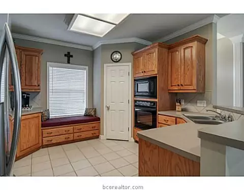 3820 Park Hampton Dr, Bryan, TX 77802 photo 4