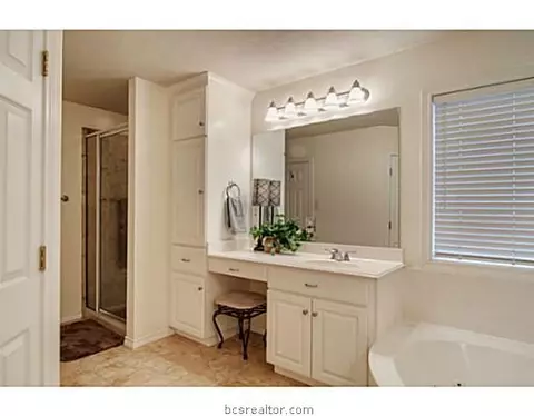 3820 Park Hampton Dr, Bryan, TX 77802 photo 8