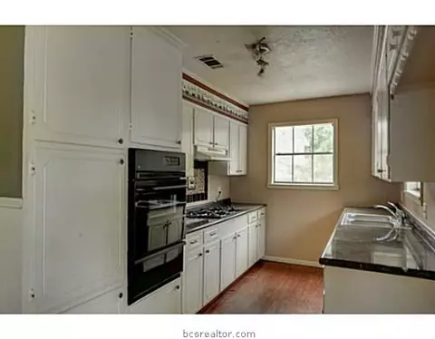 2805 Camelot Dr, Bryan, TX 77802 photo 3