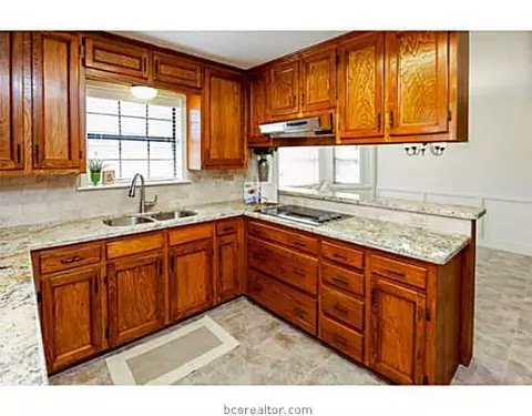 2312 Valley View Dr, Bryan, TX 77802 photo 2