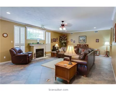 5601 Hampton Ct, Bryan, TX 77802 photo 2