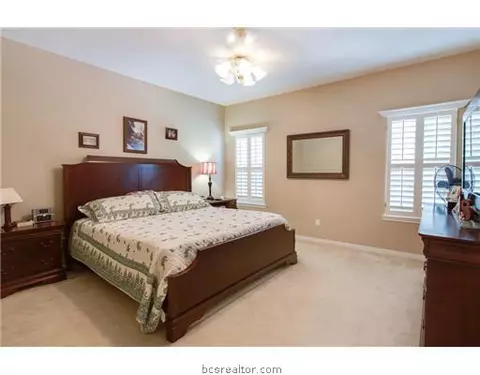 5601 Hampton Ct, Bryan, TX 77802 photo 4