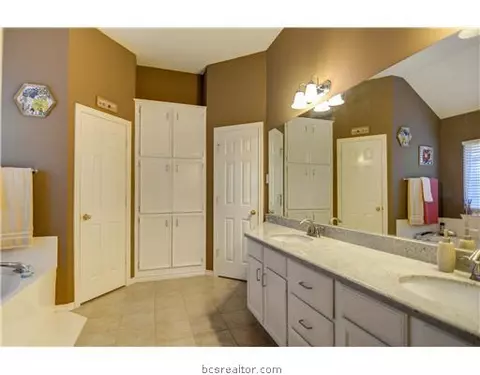 4601 Warwick Ln, Bryan, TX 77802 photo 9
