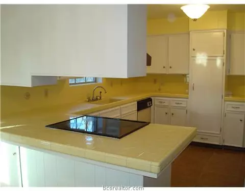 802 Avondale Ave, Bryan, TX 77802 photo 6