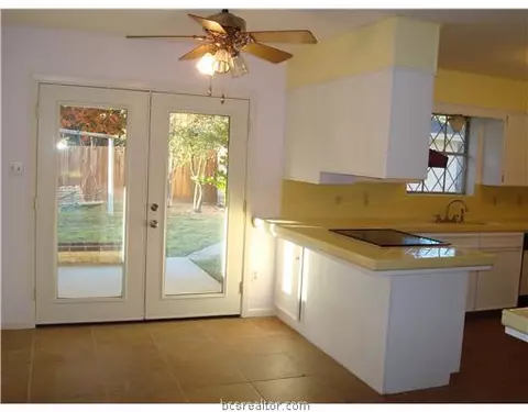 802 Avondale Ave, Bryan, TX 77802 photo 8