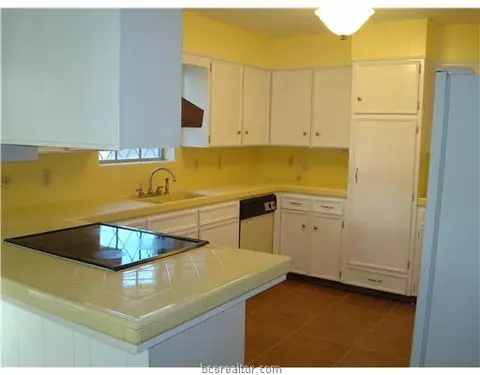 802 Avondale Ave, Bryan, TX 77802 photo 4