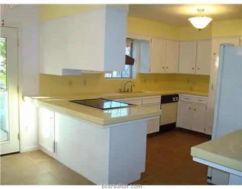 802 Avondale Ave, Bryan, TX 77802 photo 5