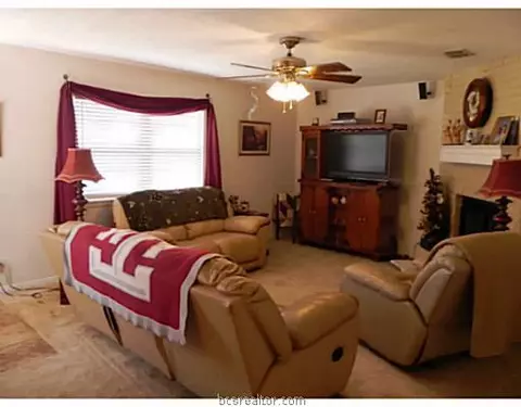 903 Cedar Cir, Bryan, TX 77803 photo 4