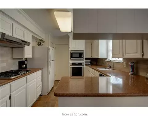 2707 Pinehurst Cir, Bryan, TX 77802 photo 4