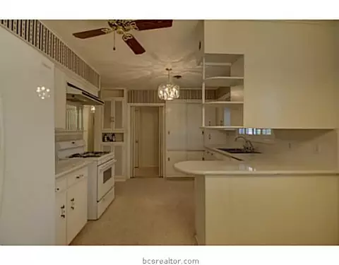 208 Greenway Dr, Bryan, TX 77801 photo 5
