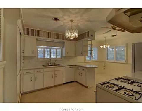 208 Greenway Dr, Bryan, TX 77801 photo 7