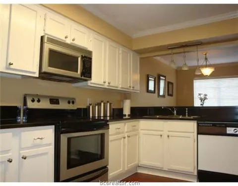 2839 Oakside, Bryan, TX 77802 photo 4