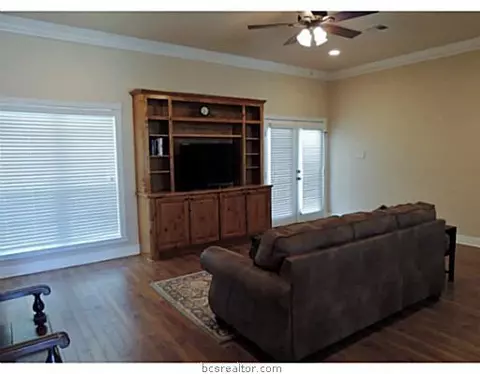 1915 Debbie Dr, Bryan, TX 77802 photo 4