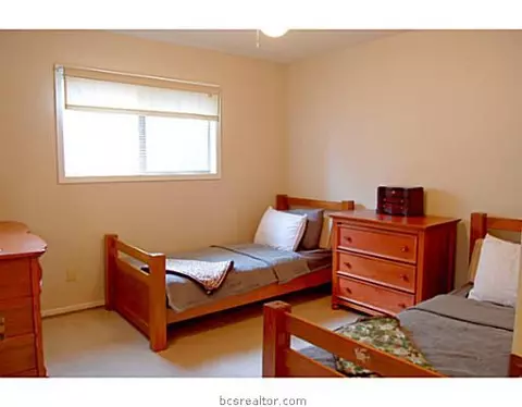 4301 Apache Ct, Bryan, TX 77802 photo 9
