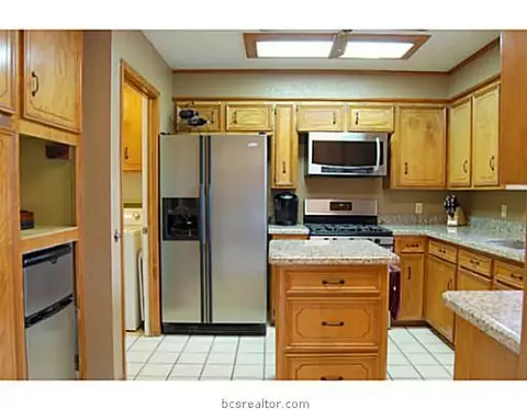 4301 Apache Ct, Bryan, TX 77802 photo 3