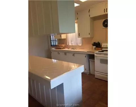 516 Helena St, Bryan, TX 77801 photo 2