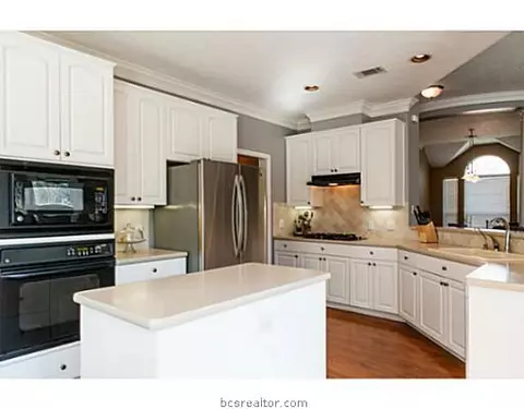 6208 Cromwell Ct, Bryan, TX 77802 photo 9