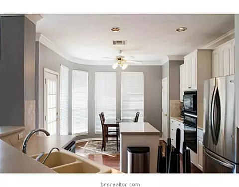 6208 Cromwell Ct, Bryan, TX 77802 photo 10