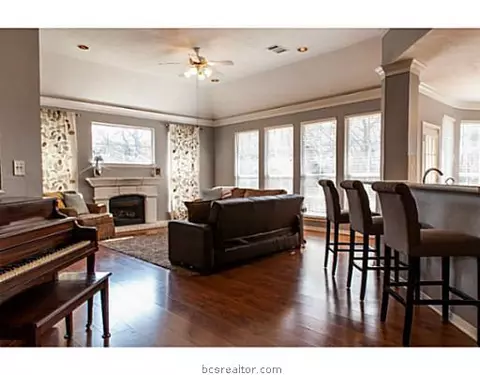 6208 Cromwell Ct, Bryan, TX 77802 photo 2