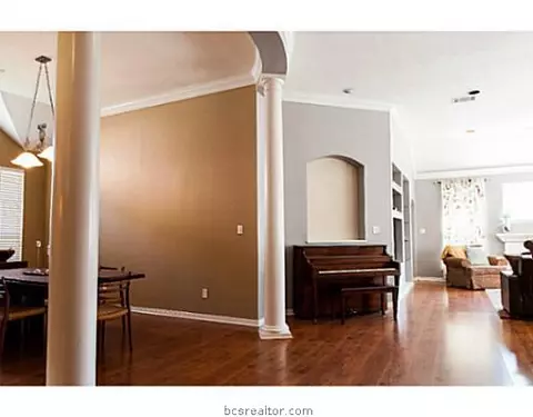 6208 Cromwell Ct, Bryan, TX 77802 photo 3