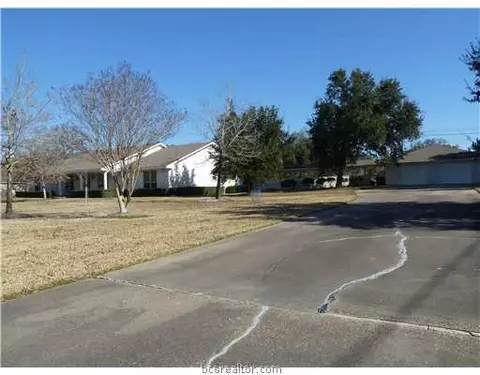 7201 Oak Forest Dr, Bryan, TX 77808 photo 2