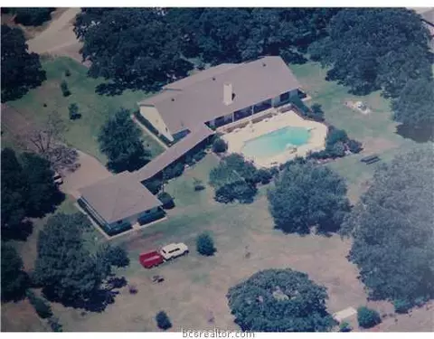 7201 Oak Forest Dr, Bryan, TX 77808 photo 1