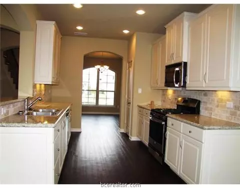 1060 Venice Dr, Bryan, TX 77808 photo 8