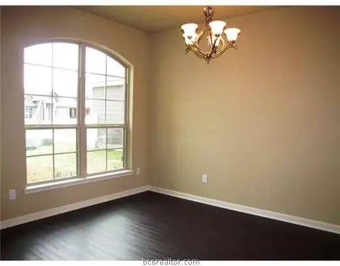1060 Venice Dr, Bryan, TX 77808 photo 4