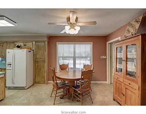 270 Rustic Oaks Dr, Bryan, TX 77808 photo 2