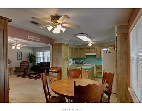 270 Rustic Oaks Dr, Bryan, TX 77808 photo 3