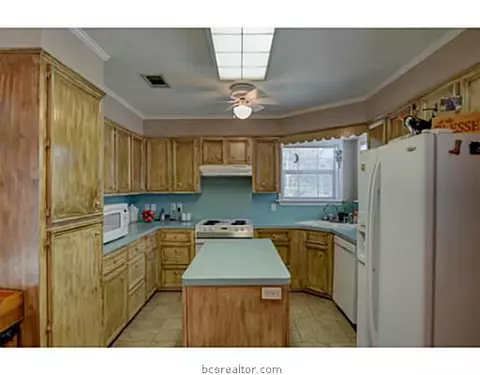 270 Rustic Oaks Dr, Bryan, TX 77808 photo 10