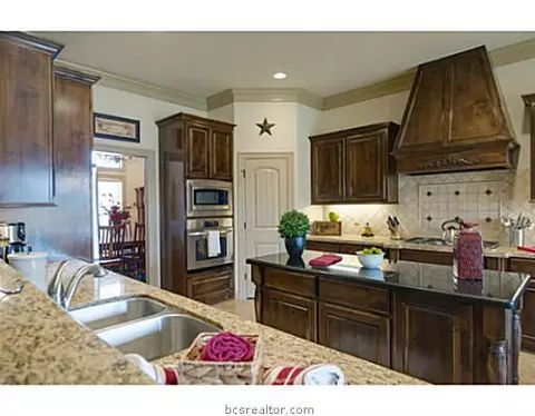 3907 Esquire Ct, Bryan, TX 77808 photo 4